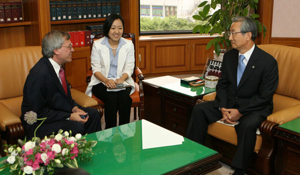 Dean Chemerinsky meeting with Korean court officials
